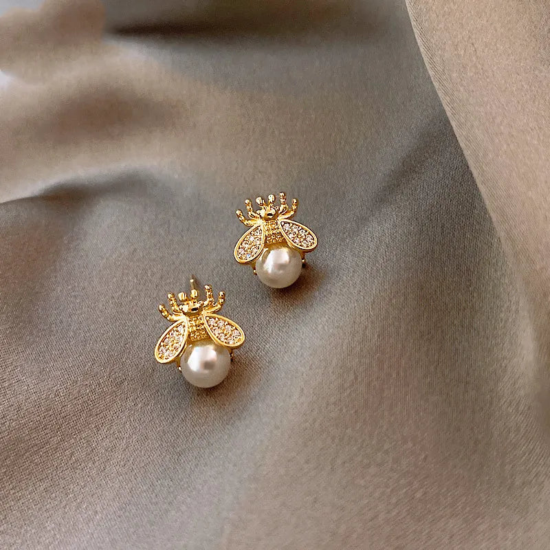 Honingbij Pearl Stud Earrings – Elegant Gold Jewelry