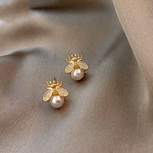 Honingbij Pearl Stud Earrings – Elegant Gold Jewelry