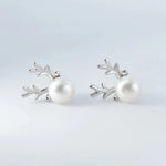 Hert Pearl Stud Earrings