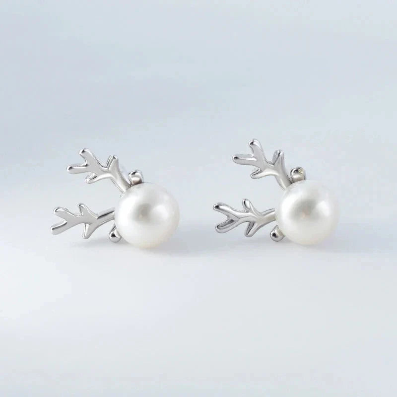Hert Pearl Stud Earrings
