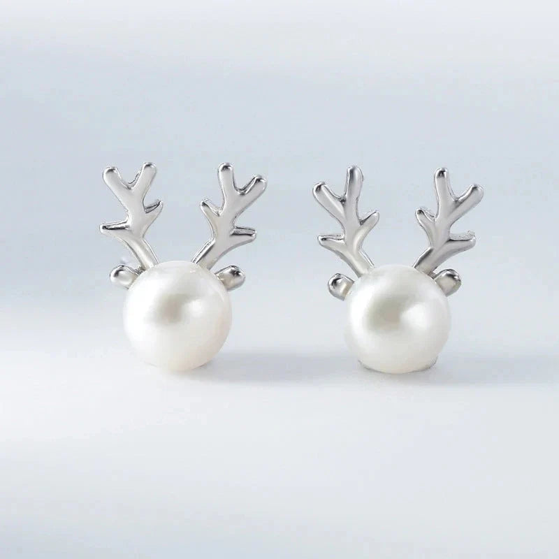 Hert Pearl Stud Earrings