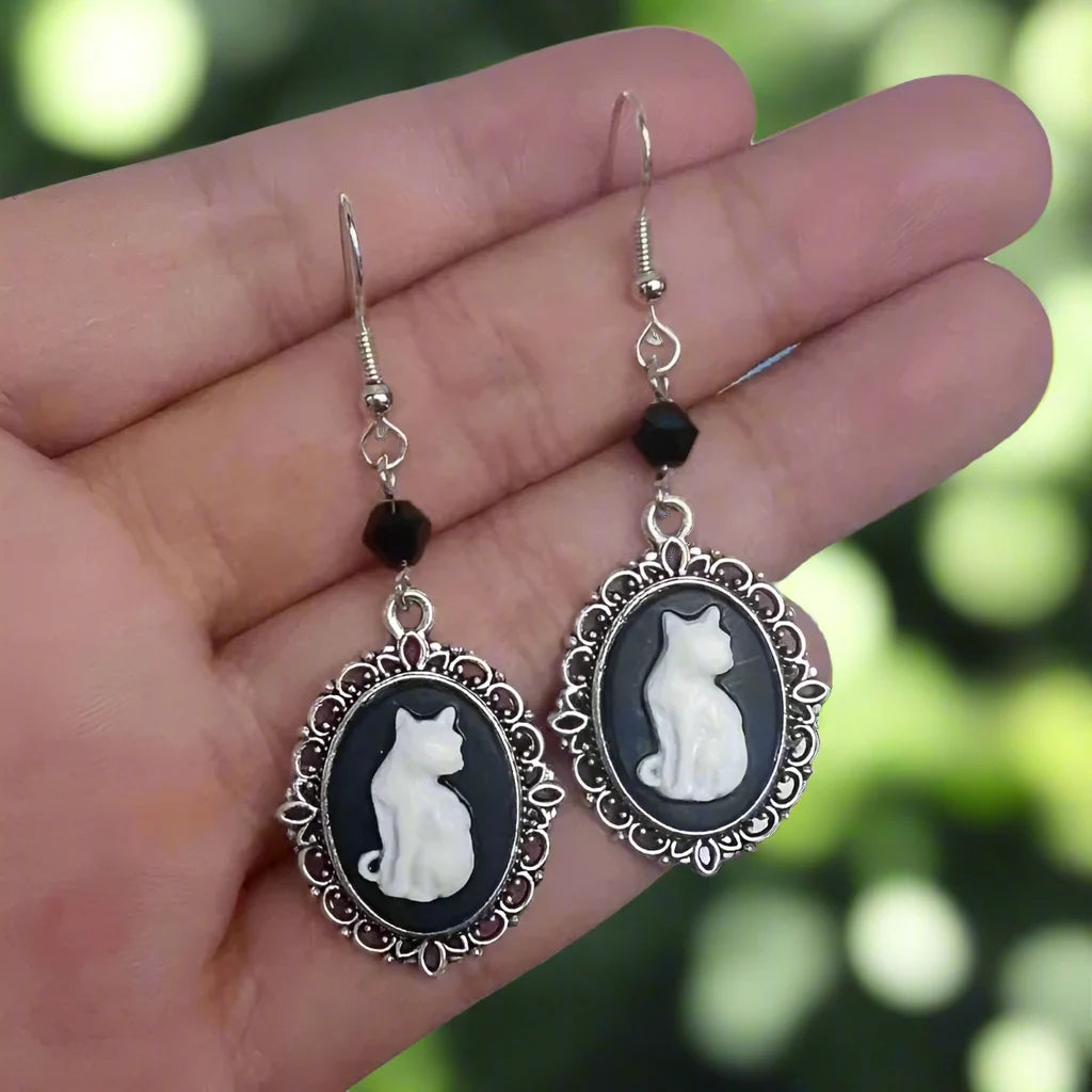 Vintage White Cat Drop Earrings – Silver Lijsten Jewelry