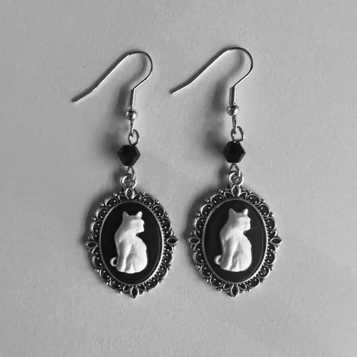 Vintage White Cat Drop Earrings – Silver Lijsten Jewelry