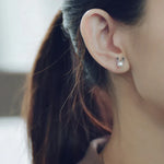 Hert Pearl Stud Earrings