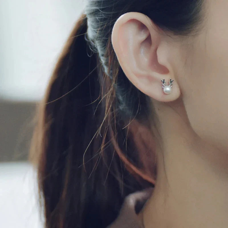 Hert Pearl Stud Earrings