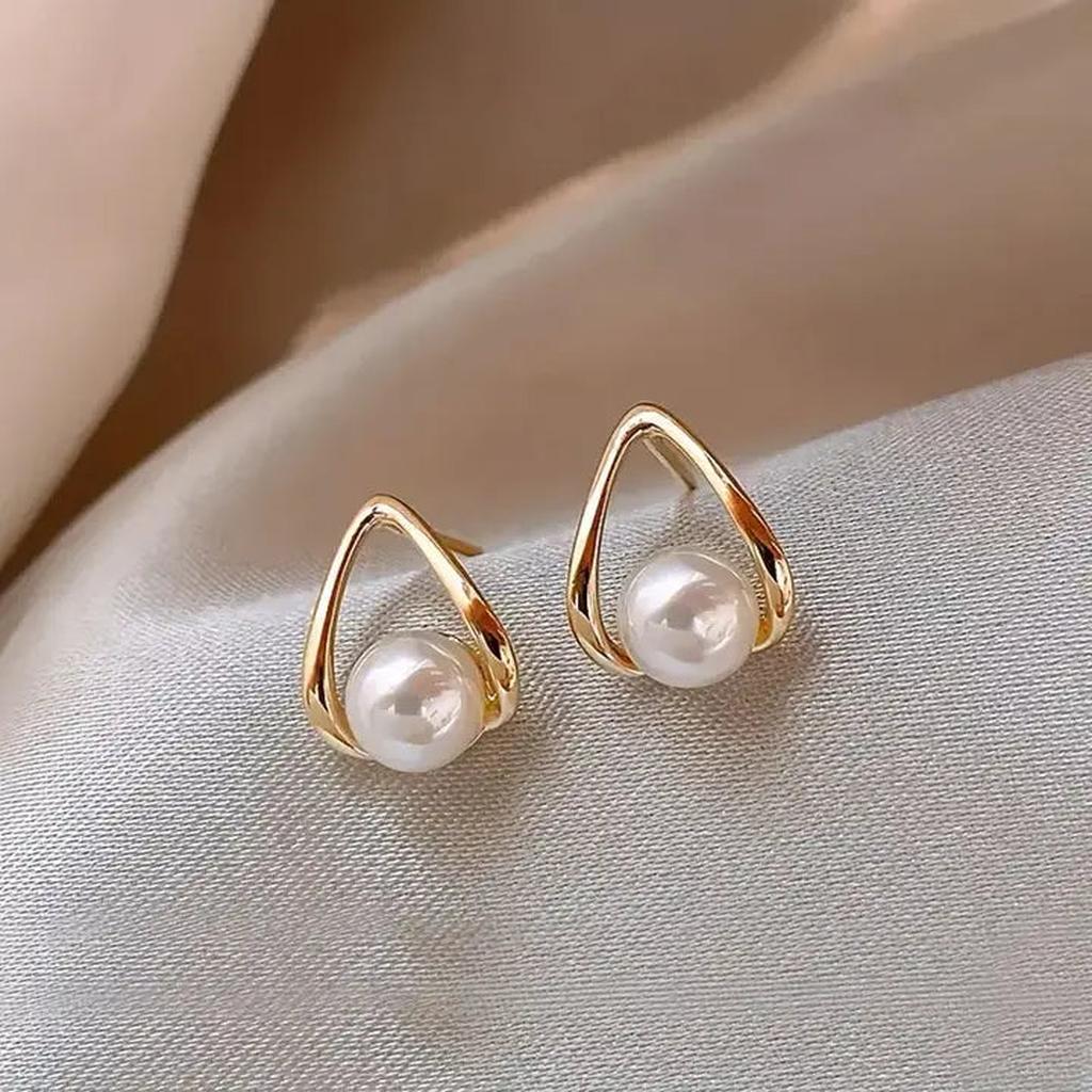 Elegant Triangle Pearl Earrings