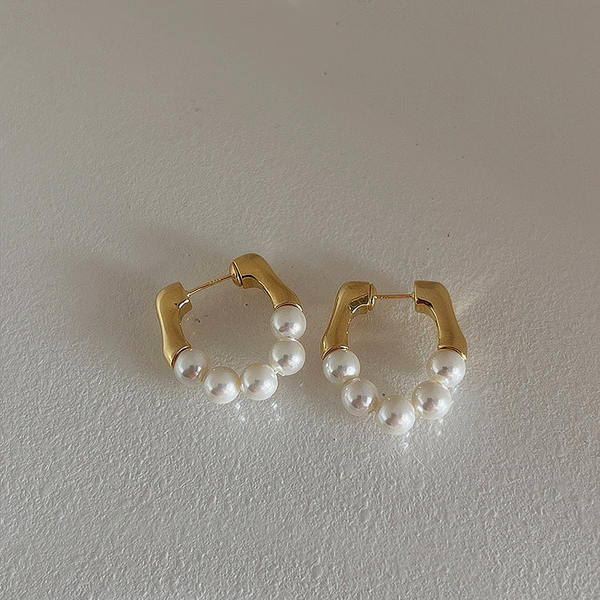 Elegant Pearls & Gold Earrings